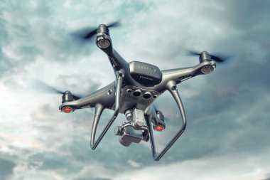 Kameralı modern drone gökyüzünde uçuyor..