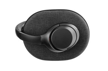 Beyaz arkaplanda izole edilmiş siyah kablosuz kulaklıklar.