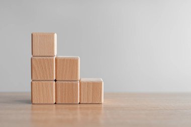 Beyaz arka plandaki masanın üzerindeki metnin için tahta küpler.