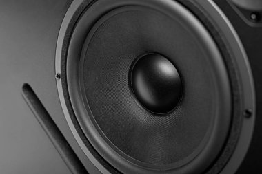 Siyah akustik hoparlör bir açıyla yakın plan.