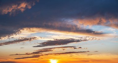 Dramatik fırtına bulutlarıyla gün batımı.