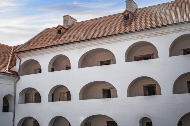 Ortaçağ şatosunun çatı ve örümcekleri.