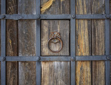 Eski ahşap bir kapıda demir halka..