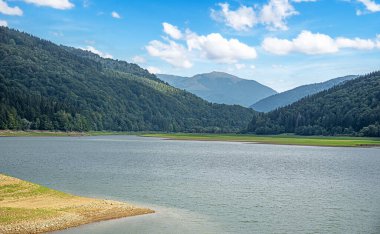 Dağların arka planına karşı göl. Karpatlar. Ukrayna.