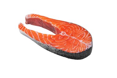 Beyaz arkaplanda soyutlanmış somon bifteği.