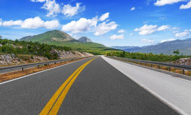 Güzel bir dağlık alanda kırsal bir otoyol..