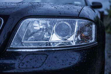 Islak araba farı yakın plan..