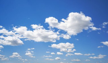 Mavi gökyüzü. Bulutlu mavi gökyüzü arkaplanı