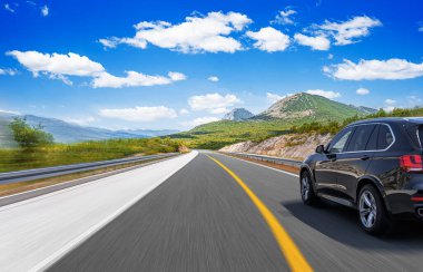 Araba otoban boyunca sürüyor. Etrafı resimlerle çevrili..