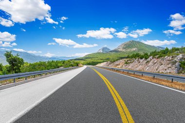 Güzel bir dağlık alanda kırsal bir otoyol..