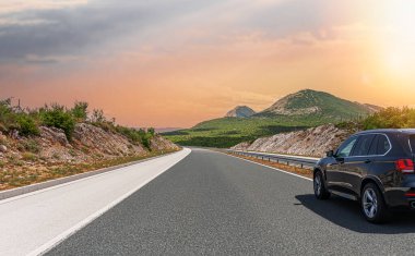 Araba otoban boyunca sürüyor. Etrafı resimlerle çevrili..