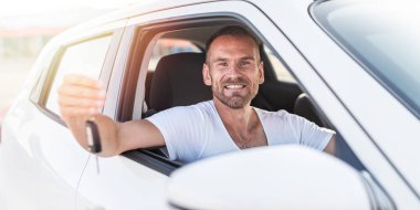 Beyaz araba geçmişine karşı anahtarı olan çekici bir genç..