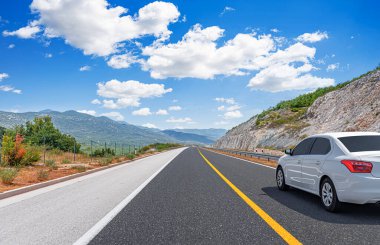 Araba otoban boyunca sürüyor. Etrafı resimlerle çevrili..