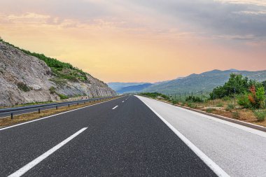 Güzel bir dağlık alanda kırsal bir otoyol..