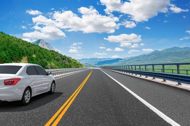 Araba otoban boyunca sürüyor. Etrafı resimlerle çevrili..