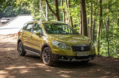 Uzhgorod, Ukrayna - 17 Haziran 2019: Suzuki SX4 arabası parka park edildi.