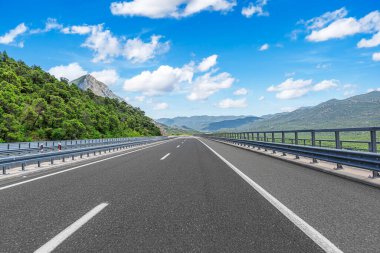 Güzel bir dağlık alanda kırsal bir otoyol..