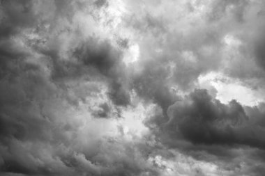 Yağmurlu gökyüzünde fırtına bulutları. Kara şiddetli fırtınalı bulutlar.