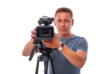 Beyaz arkaplanda izole edilmiş video kameralı erkek kameraman.
