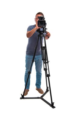 Beyaz arkaplanda izole edilmiş video kameralı erkek kameraman.