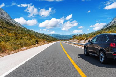 Araba otoban boyunca sürüyor. Etrafı resimlerle çevrili..