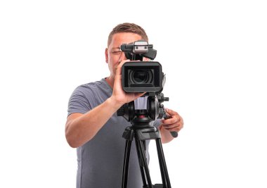 Beyaz arkaplanda izole edilmiş video kameralı erkek kameraman.