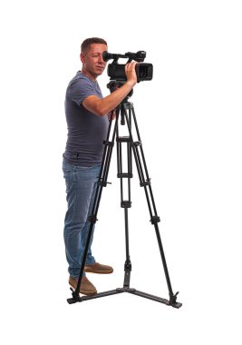 Beyaz arkaplanda izole edilmiş video kameralı erkek kameraman.