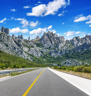 Güzel bir dağlık alanda kırsal bir otoyol..