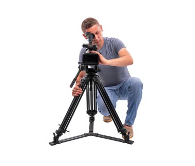 Beyaz arkaplanda izole edilmiş video kameralı erkek kameraman.