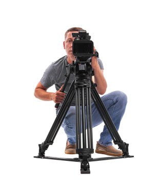 Beyaz arkaplanda izole edilmiş video kameralı erkek kameraman.