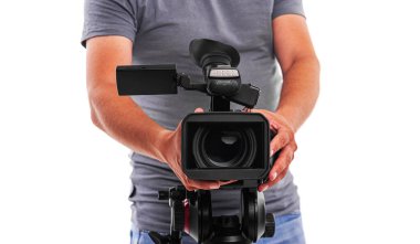 Beyaz arkaplanda izole edilmiş video kameralı erkek kameraman.