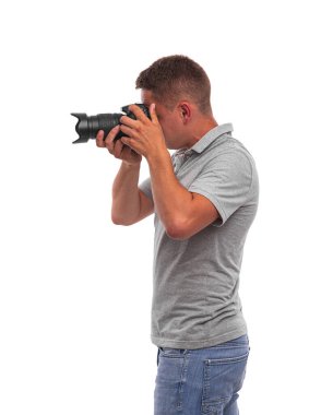 Beyaz arka plan üzerinde izole kamera ile fotoğrafçı.