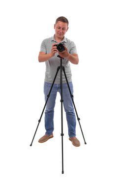 Beyaz arka plan üzerinde izole kamera ile fotoğrafçı.