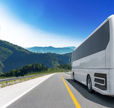 Beyaz bir turist otobüsü pitoresk bir dağ yolunda ilerliyor..