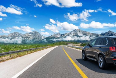 Araba otoban boyunca sürüyor. Etrafı resimlerle çevrili..