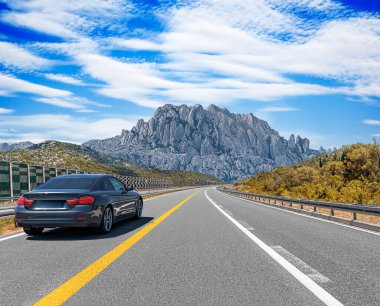 Araba otoban boyunca sürüyor. Etrafı resimlerle çevrili..