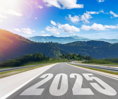 2025 yılbaşı sayısıyla asfalt yol. 2025 Yeni Yıl.