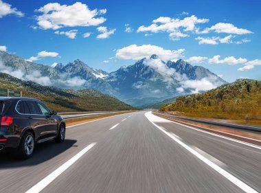 Araba otoban boyunca sürüyor. Etrafı resimlerle çevrili..