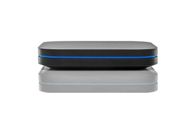 Android TV kutu alıcısı ve beyaz arkaplandaki oyuncu