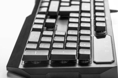 Beyaz arkaplanda modern kablosuz bilgisayar klavyesi.