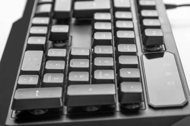 Beyaz arkaplanda modern kablosuz bilgisayar klavyesi.