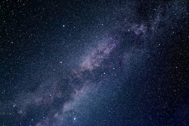 Yıldızlı gökyüzü. Güzel yıldızlı gökyüzü ile gece manzarası