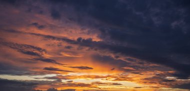 Gün batımında bulutlarla zıt gökyüzü.