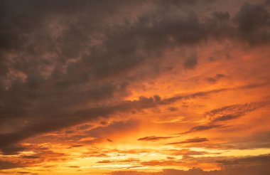 Gün batımında bulutlarla zıt gökyüzü.