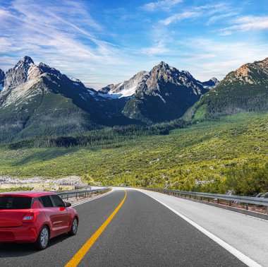 Araba otoban boyunca sürüyor. Etrafı resimlerle çevrili..