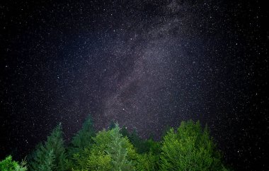Samanyolu Galaksisi. Yıldızlı gökyüzü. Güzel yıldızlı gökyüzü ile gece manzarası