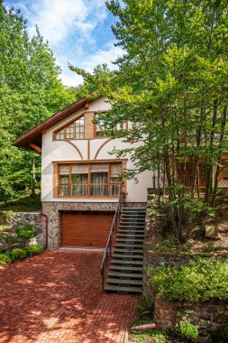 Yazın yeşil ormandaki ahşap ev.