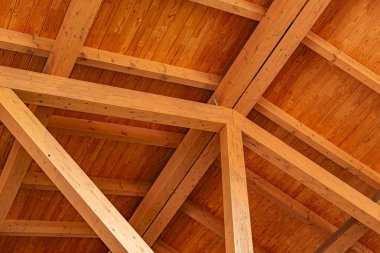 Çerçeveli evin ahşap çatısının yapımı.