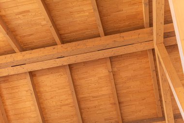 Çerçeveli evin ahşap çatısının yapımı.