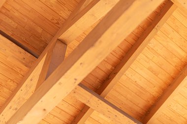 Çerçeveli evin ahşap çatısının yapımı.